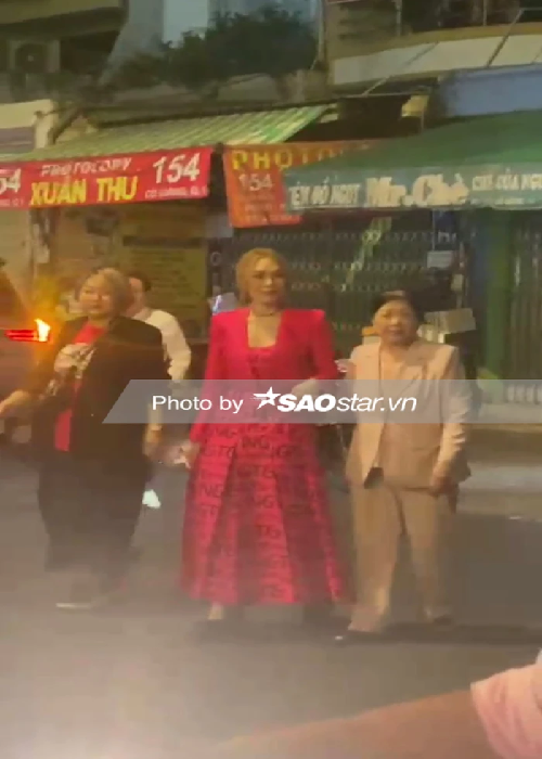 Theo Saostar, Mỹ Tâm và Mai Tài Phến không đi chung một xe khi ra về. Tuy nhiên, cả hai cùng đến một nhà hàng. Ảnh: Saostar