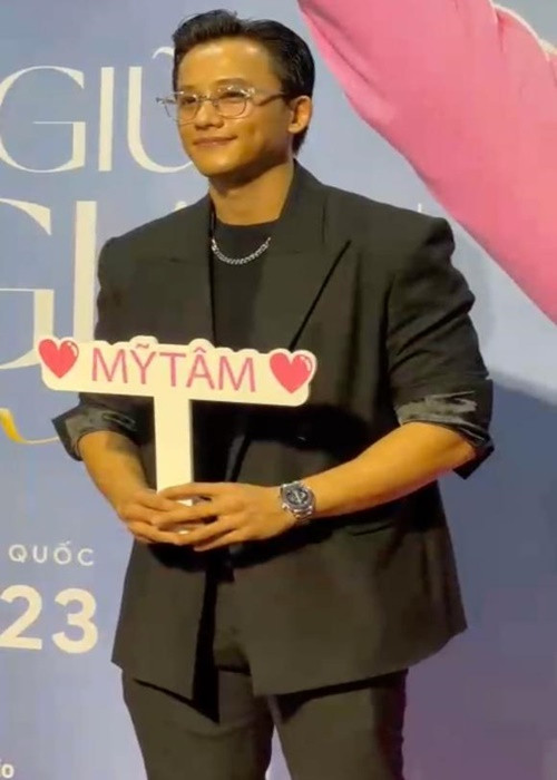 Nam diễn viên diện vest đen lịch lãm. Ảnh: Bảo vệ công lý