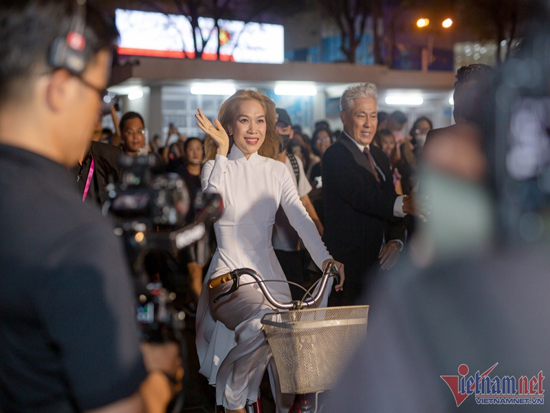 Chiếc xe đạp gắn bó với Mỹ Tâm từ thời sinh viên cách đây 26 năm. Phía sau xe ghi 826 - số phòng ký túc xá của "họa mi tóc nâu". Ảnh: Vietnamnet