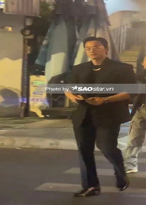 Mai Tài Phến xuất hiện sau khi Mỹ Tâm bước vào nhà hàng. Ảnh: Saostar