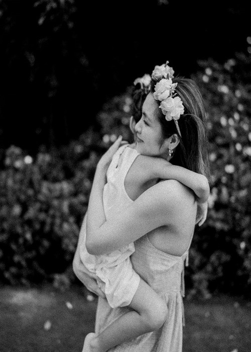 Hà Tăng chia sẻ, cô sẽ ẵm con gái đến khi nào không ẵm nổi nữa mới thôi.