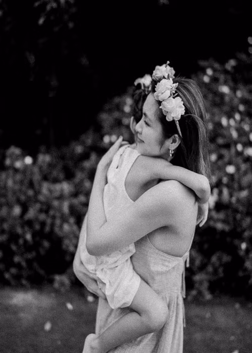 Hà Tăng chia sẻ, cô sẽ ẵm con gái đến khi nào không ẵm nổi nữa mới thôi.