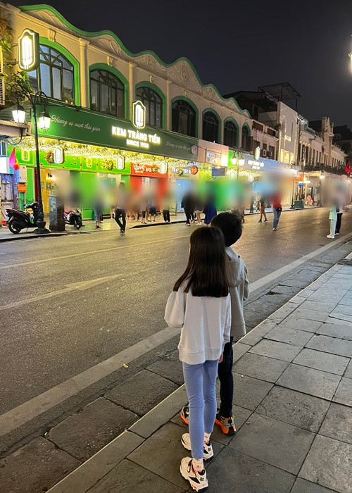 Ngoài đôi chân dài, con gái Hà Tăng còn gây chú ý khi sở hữu mái tóc đen dài.