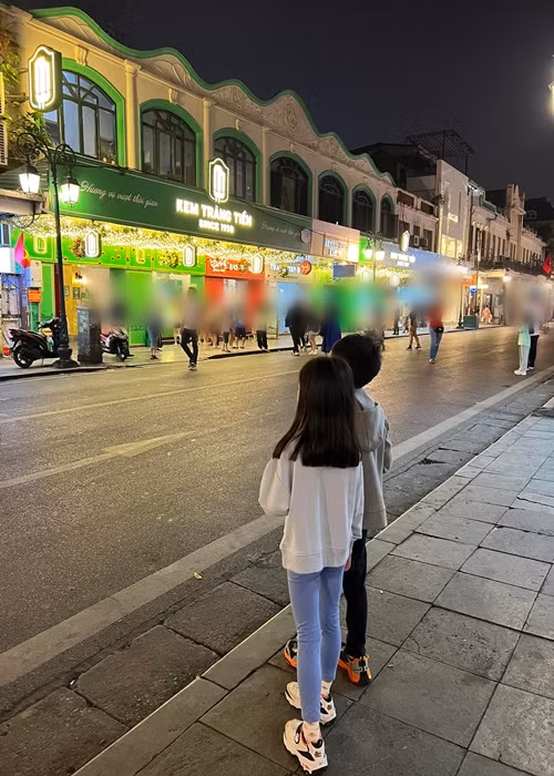 Ngoài đôi chân dài, con gái Hà Tăng còn gây chú ý khi sở hữu mái tóc đen dài.