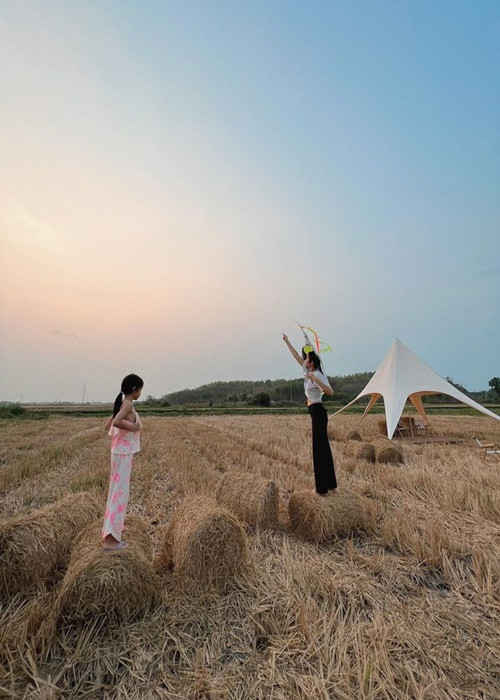 “Mẹ, con gái và con diều, trầy trật cả buổi chiều chạy đủ kiểu vẫn không chịu bay”, Hà Tăng viết.