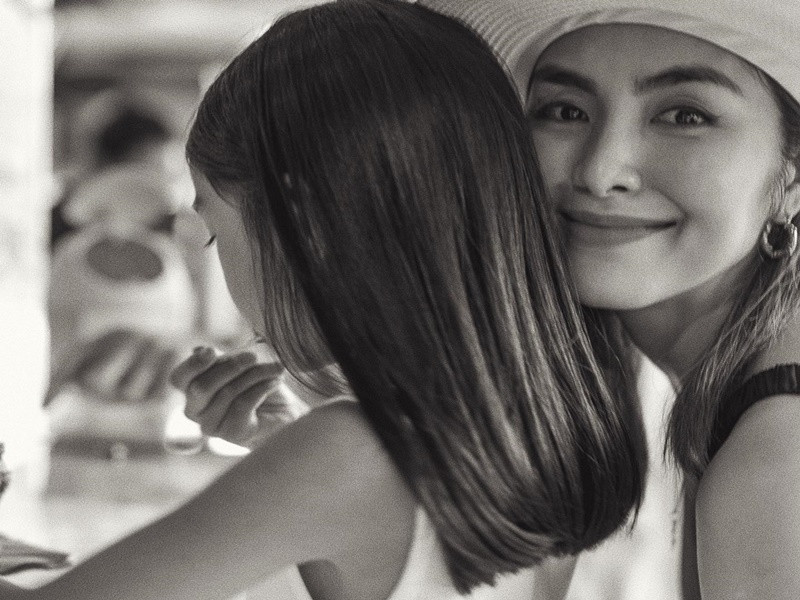 Bé Chloe luôn quấn quýt không rời mẹ.