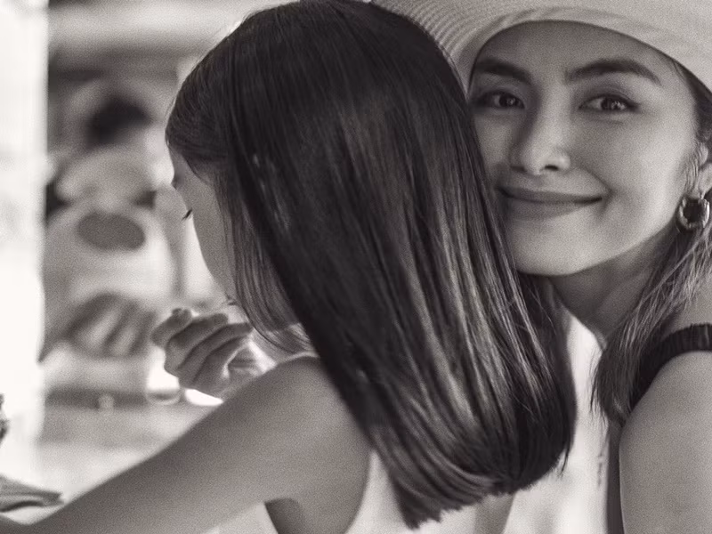 Bé Chloe luôn quấn quýt không rời mẹ.