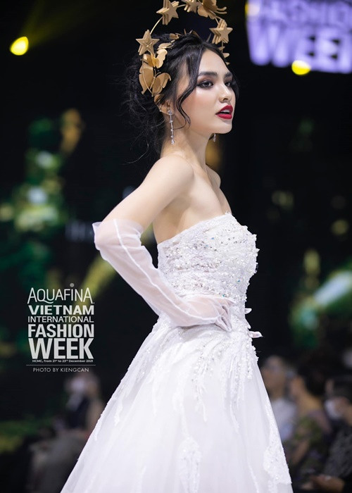 Chân dài sinh năm 2002 đang làm người mẫu tự do. Ảnh: FBNV