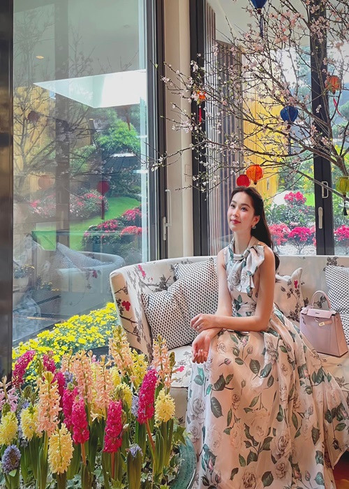 Nàng hậu đăng tải khoảnh khắc đón Tết trong biệt thự sang trọng.