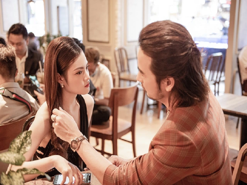 Đoàn Minh Tài dành cho Đan Ngọc những cử chỉ thân mật sau tin đồn hẹn hò. Ảnh: Dân Trí