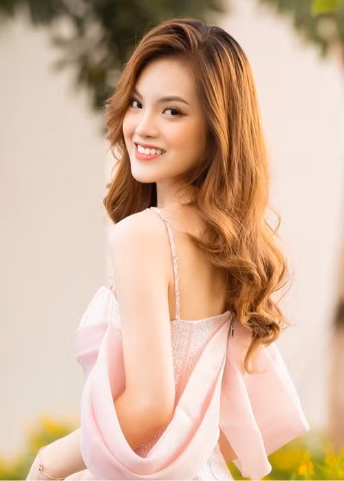 Ca sĩ Đan Ngọc xây dựng phong cách thời trang ngọt ngào. Ảnh: FBNV