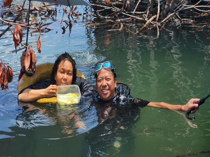 Để phục vụ việc quay phim trong sình bùn nhiều ngày liên tiếp, Việt Hương sử dụng thuốc trì hoãn kinh nguyệt. Ảnh: FBNV
