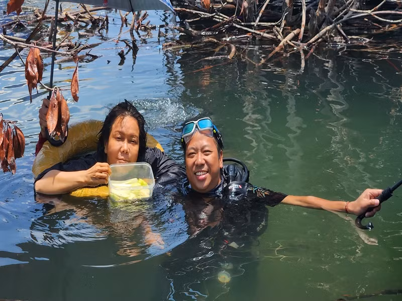 Để phục vụ việc quay phim trong sình bùn nhiều ngày liên tiếp, Việt Hương sử dụng thuốc trì hoãn kinh nguyệt. Ảnh: FBNV