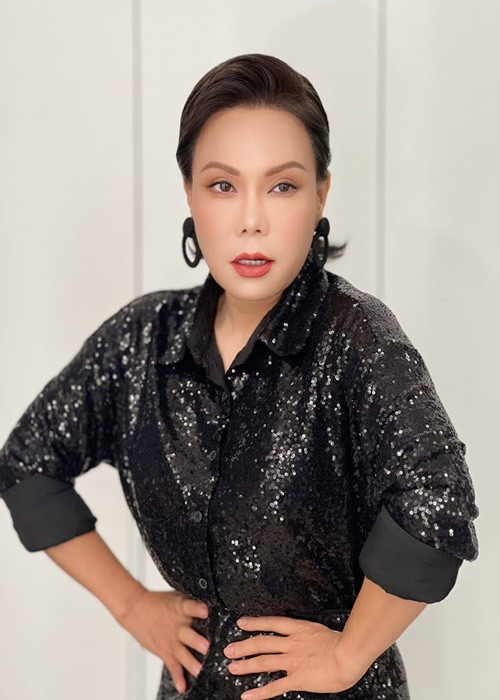 Việt Hương vừa gửi lời cảm ơn đến khán giả. Cô chia sẻ tình trạng sức khỏe hiện tại: "Hương sẽ duy trì châm cứu, uống đông y, nhiễm hàn thôi ạ. Nhưng Hương đã khỏe đang chạy sân khấu và lên đồ rần rần rồi cả nhà nhà ơi". Ảnh: FBNV