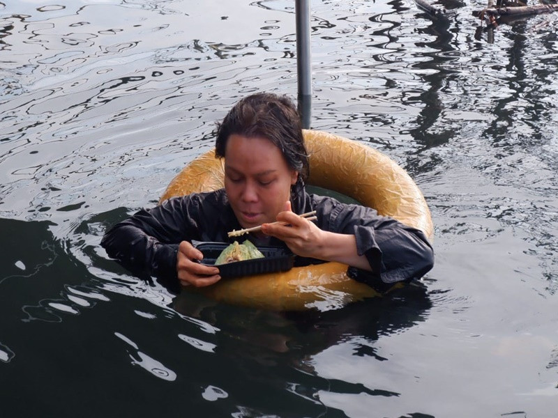 Việt Hương chia sẻ trên Vietnamnet, cô bị méo mặt do ngâm mình dưới nước 6 - 10 tiếng/ngày, liên tục trong 35 ngày khi ghi hình phim "Ma da" ở Cà Mau. Ảnh: FBNV