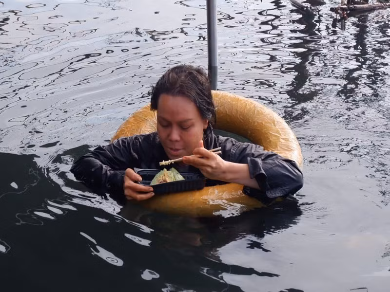 Việt Hương chia sẻ trên Vietnamnet, cô bị méo mặt do ngâm mình dưới nước 6 - 10 tiếng/ngày, liên tục trong 35 ngày khi ghi hình phim "Ma da" ở Cà Mau. Ảnh: FBNV