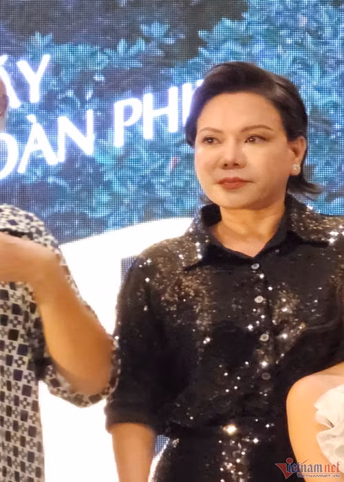 Hình ảnh Việt Hương vào tối ngày 5/4. Cô tham gia tiệc đóng máy bộ phim "Ma da". Ảnh: Vietnamnet