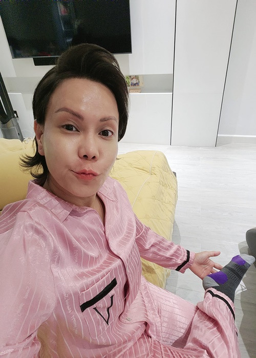 Mới đây, Việt Hương bị méo mặt. Nữ nghệ sĩ chia sẻ trên Zing, sáng 5/4, sau khi ngủ dậy, cô phát hiện một bên mặt bị méo, toàn thân ớn lạnh. Ảnh: FBNV