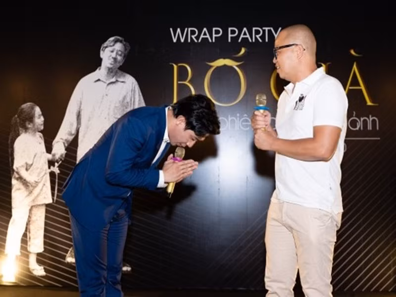 Thực tế, khi hợp tác làm đạo diễn phim “Bố già”, Vũ Ngọc Đãng hết lời khen ngợi tài năng của Trấn Thành. “Hơn 1 tháng quay phim, tôi đã học được rất nhiều từ Trấn Thành. Trấn Thành có một cái đầu biên kịch và đạo diễn cực kỳ giỏi và tinh quái. Cách xử lý của Thành luôn có sự mới mẻ và độc đáo. Thành có thể biến một cảnh quay bình thường thành một cảnh quay cực kỳ thú vị và sống động. Tôi tin nếu Thành làm đạo diễn thì Thành sẽ là một đạo diễn cực kỳ giỏi", Vũ Ngọc Đãng viết trên trang cá nhân. Ảnh: PLO