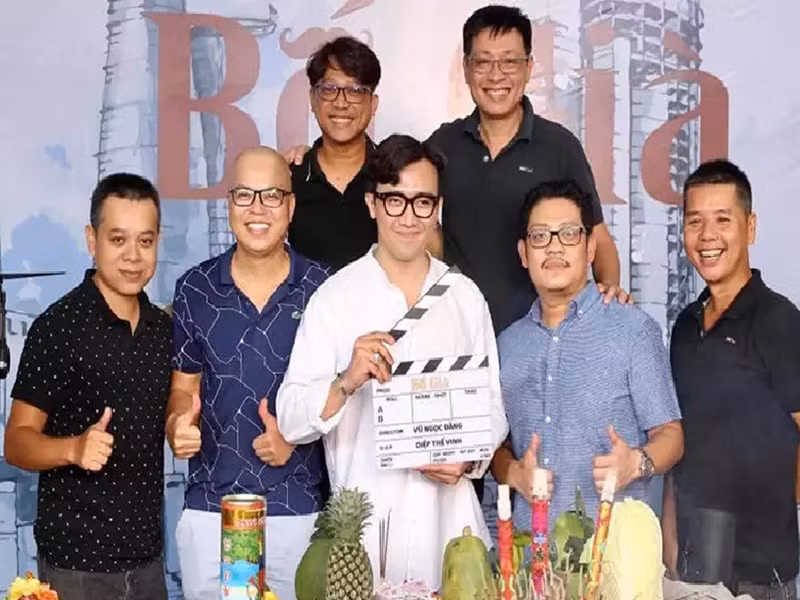 Vũ Ngọc Đãng khẳng định không có chuyện Trấn Thành khó gần, không cởi mở với người dân khi ghi hình. Theo Vũ Ngọc Đãng, có thể vì Trấn Thành từ chối chụp ảnh cùng người dân khi đang quay phim nên gây ra những hiểu lầm. Vũ Ngọc Đãng cho rằng, tạo hình của nhân vật trong phim rất quan trọng nên Trấn Thành hạn chế chụp ảnh. Ảnh: Vietnamnet