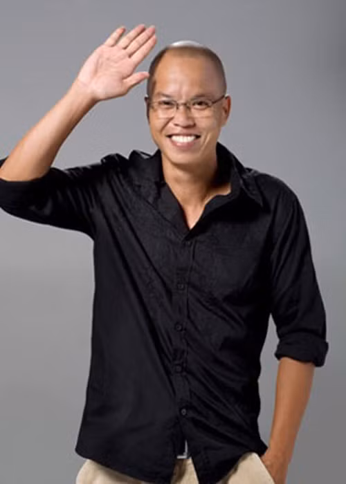 Vũ Ngọc Đãng bức xúc thay cho Trấn Thành. “Ai bị bệnh cậu ấy cũng lặng lẽ đi giúp. Thành là người từ bình dân đi lên, gia đình khó khăn nên rất thương, đồng cảm với người nghèo”, Vũ Ngọc Đãng nói. Theo nam đạo diễn, Trấn Thành từng âm thầm tặng 100 triệu cho một nhân viên trong đoàn “Bố già” gặp khó khăn. Ảnh: Người lao động