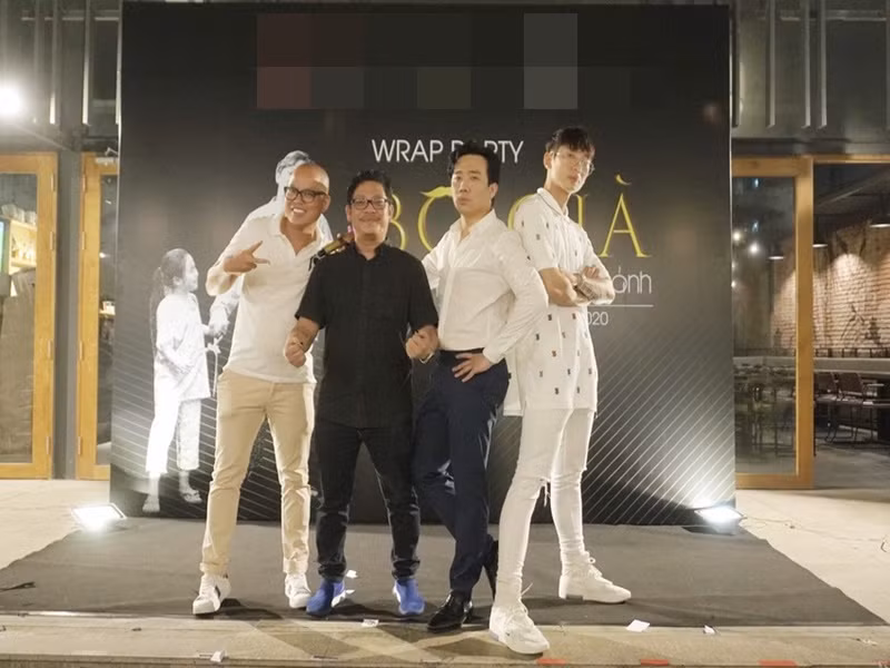 Lao Động lẫn lời Vũ Ngọc Đãng: "Chúng tôi không gây lộn. Nếu mọi người để ý, trước đây Trấn Thành hợp tác với các đạo diễn khác rất nhiều, nhưng cậu ấy không đi làm đạo diễn. Khi làm chung, tôi là người khuyến khích cậu ấy tự làm đạo diễn, vì Thành quá giỏi. Tôi từng nói Thành rất có tài, mời tôi về làm chung làm gì cho uổng. Bây giờ mối quan hệ chúng tôi vẫn vui vẻ, thoải mái. Mỗi lần Thành nhắn cho tôi đều gọi vui tôi là "anh yêu" nữa". Ảnh: PLO