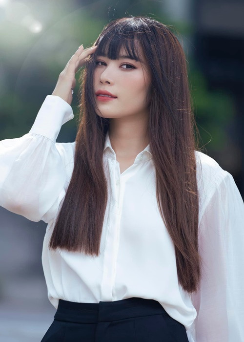 Giống diễn viên Quách Ngọc Ngoan, Nam Em từng cũng nếm thất bại khi kinh doanh. Người đẹp từng mở một nhà hàng. Từ lúc khai trương quán, mỗi tháng Nam Em bị thua lỗ từ nửa tỷ cho tới 1 tỷ trong vòng 6 tháng. Sau đó, người đẹp phải đóng cửa nhà hàng. Ảnh: FBNV