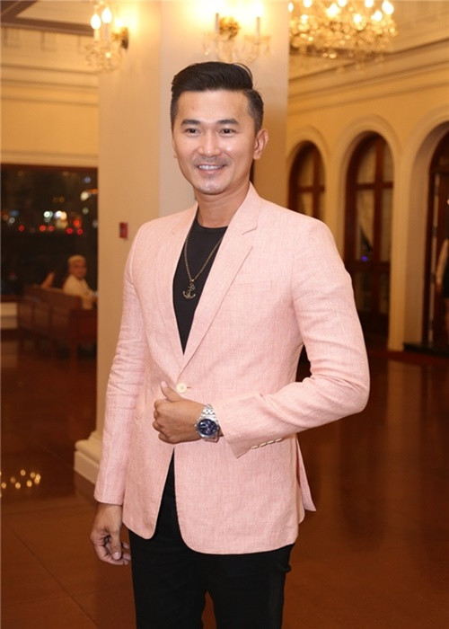 “Hà là một cô gái thông minh, dễ thương. Mặc dù là người nhỏ tuổi nhất nhưng chính cô ấy là người gắn kết nhóm bạn. Chuyện vui buồn gì Hà đều gặp anh em, xin ý kiến của người này người kia. Cách sống và đối xử với anh em, bạn bè của Hà khiến mọi người quý cô ấy hơn. Tôi và mọi người trong nhóm đều cảm nhận được sự trân trọng mà Hà dành cho bạn…". Ảnh: Zing