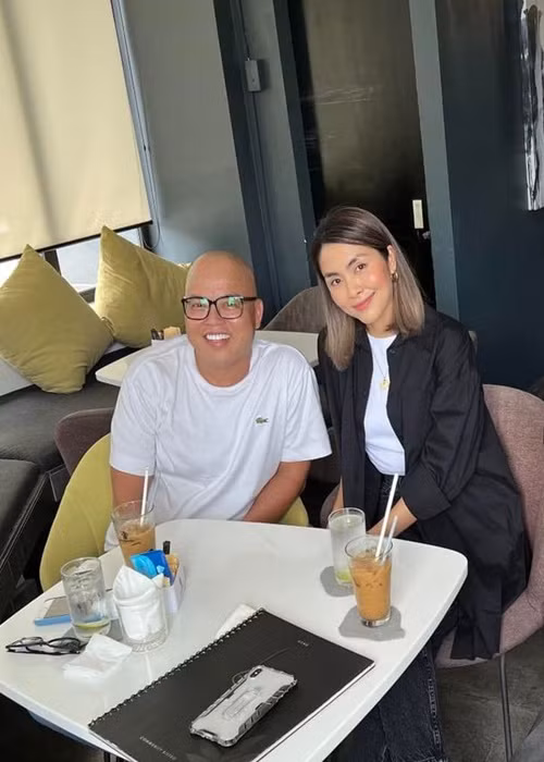 Vũ Ngọc Đãng còn chia sẻ, anh không thấy tiếc vì Tăng Thanh Hà không còn đóng phim mà mừng cho cô. “Người như tôi coi phim ảnh là cả cuộc sống, còn với Tăng Thanh Hà, đó chỉ là một phần cuộc sống, 1 giai đoạn trong cuộc đời”, nam đạo diễn bộc bạch. Ảnh: FBNV