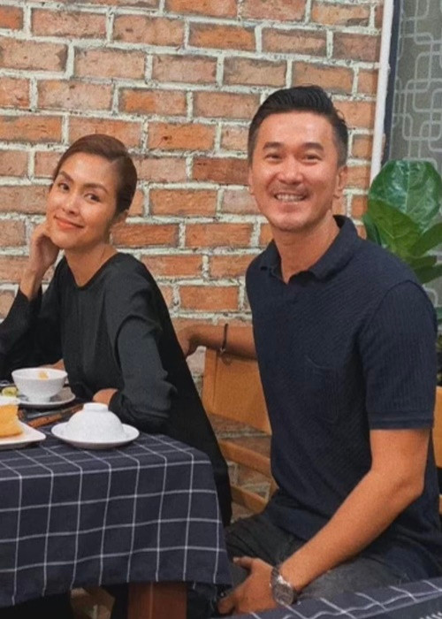 "...Điều bất ngờ là dù Hà bận rộn kinh doanh, có con nhỏ nhưng vẫn nhiệt tình tổ chức những buổi gặp mặt bạn bè. 15 năm qua, từ ngày đầu tôi chơi với Hà đến nay cô ấy vẫn như thế, không một chút thay đổi. Mỗi khi tụ tập cả nhóm, tôi bận không tới được, Hà luôn gọi hỏi anh đi đâu, sao không qua. Bao giờ Hà cũng kèm một lời nhắn nhủ: "Mọi người đang chờ anh", nam diễn viên chia sẻ. Ảnh: FBNV