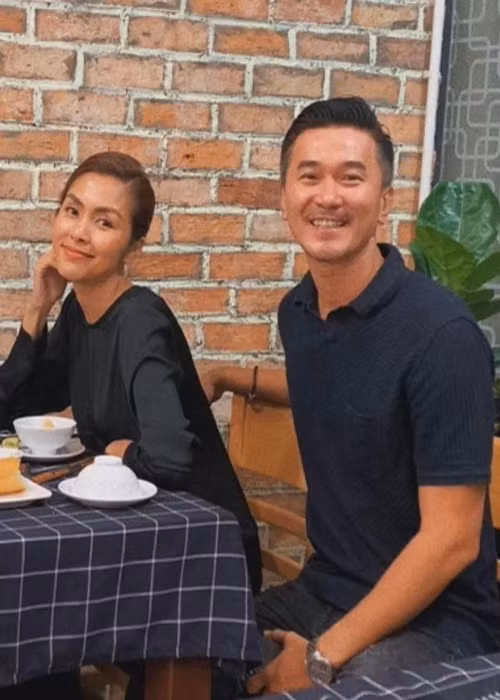 "...Điều bất ngờ là dù Hà bận rộn kinh doanh, có con nhỏ nhưng vẫn nhiệt tình tổ chức những buổi gặp mặt bạn bè. 15 năm qua, từ ngày đầu tôi chơi với Hà đến nay cô ấy vẫn như thế, không một chút thay đổi. Mỗi khi tụ tập cả nhóm, tôi bận không tới được, Hà luôn gọi hỏi anh đi đâu, sao không qua. Bao giờ Hà cũng kèm một lời nhắn nhủ: "Mọi người đang chờ anh", nam diễn viên chia sẻ. Ảnh: FBNV