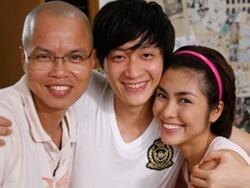 Vũ Ngọc Đãng từng phủ nhận nghi vấn xích mích với Hà Tăng. Anh chia sẻ trên Dân Trí năm 2010: “Khi đọc thông tin đó, tôi đã rất ngạc nhiên và buồn cười. Tôi vừa lấy điện thoại gọi cho Hà thì Hà đã gọi, cô ấy nói: “Bác ơi sao kì quá vậy? Con với bác có chuyện gì đâu?” Tôi cũng cười và nói: “Thị phi mà, tin đồn kiểu đó chỉ vài ba bữa là hết thôi con ạ”. Rõ ràng là mỗi diễn viên đều cần làm việc với nhiều đạo diễn để làm đa dạng các thể loại vai diễn của mình. Đó là điều bình thường thôi, khi có cơ hội có vai diễn phù hợp. Tăng Thanh Hà luôn nằm trong kế hoạch của tôi”. Ảnh: Vietnamnet