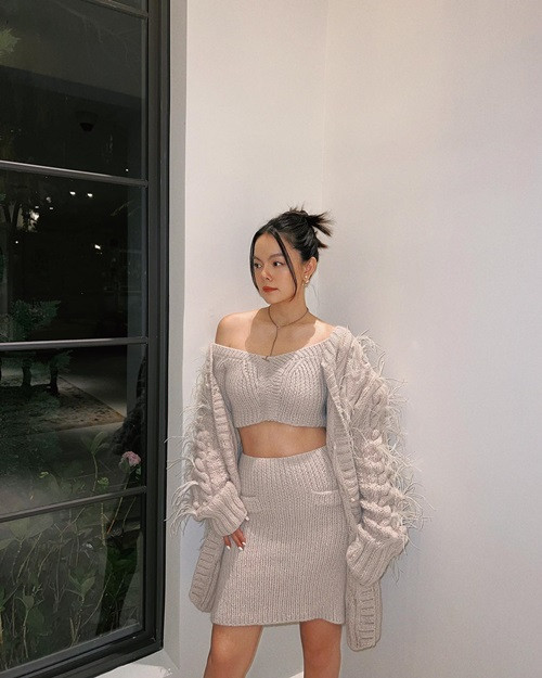 Nữ ca sĩ khéo khoe những thế mạnh hình thể như bờ vai trần gợi cảm, lưng ong, vòng một đầy đặn.