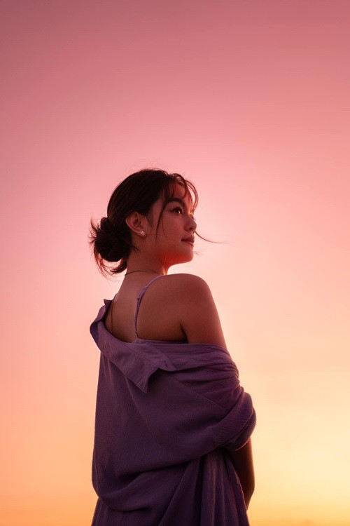 Cô mua nhà, tậu xe, du lịch sang chảnh.