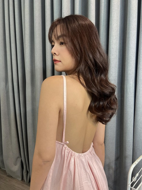 Cách tạo dáng khoe hình thể khéo léo giúp bà mẹ ba con có những bức ảnh ưng ý.