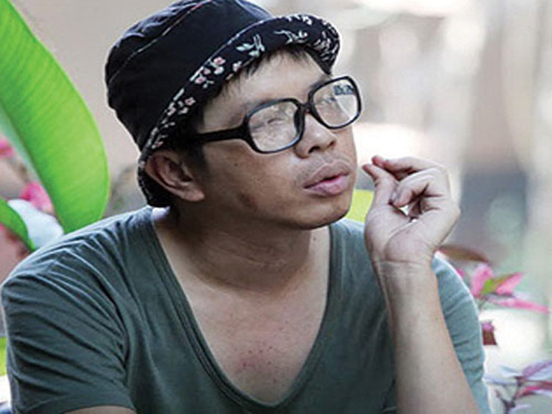 Thái Hòa làm nhiều nghề để mưu sinh. Anh sửa ghế khán giả, làm ánh sáng ở sân khấu, phụ bán quán cà phê, làm việc trong chỗ in băng đĩa. Ảnh: Người lao động