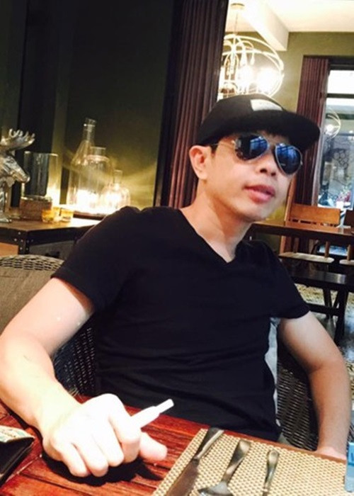 Nếu không đến phim trường, nam diễn viên thường xuất hiện giản dị, anh ngồi uống cà phê, hoặc lặng lẽ viết kịch bản. Ảnh: FBNV