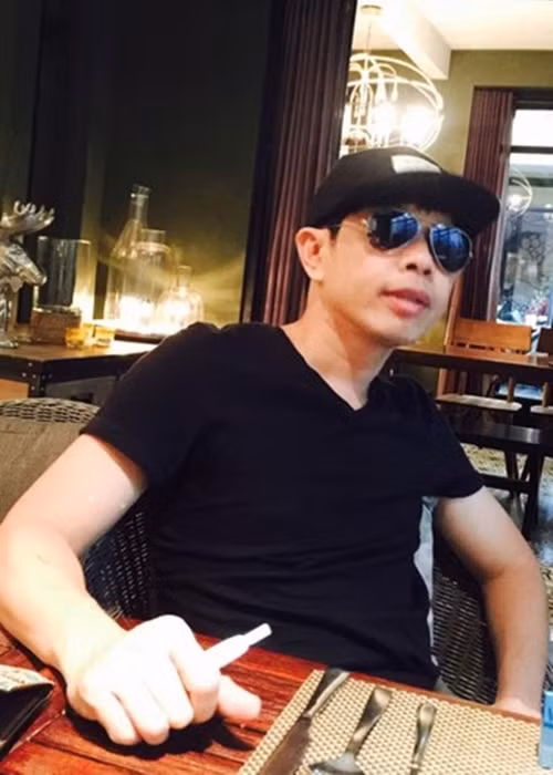 Nếu không đến phim trường, nam diễn viên thường xuất hiện giản dị, anh ngồi uống cà phê, hoặc lặng lẽ viết kịch bản. Ảnh: FBNV