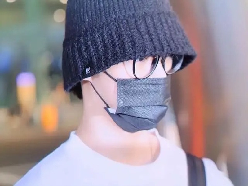 Ngày 10/4 vừa qua, nam ca sĩ xuất hiện tại sân bay Incheon. Đây là lần cuối cùng Moonbin xuất hiện trước truyền thông. Ảnh: Zing