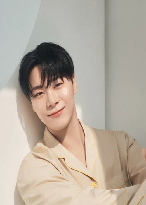 Bài đăng cuối cùng trên Instagram của Moonbin là loạt ảnh quảng cáo, chia sẻ ngày 31/3. Ảnh: Instagram