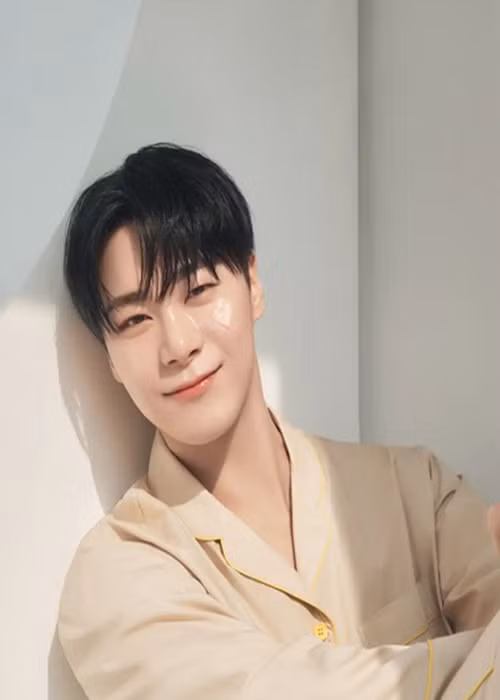 Bài đăng cuối cùng trên Instagram của Moonbin là loạt ảnh quảng cáo, chia sẻ ngày 31/3. Ảnh: Instagram