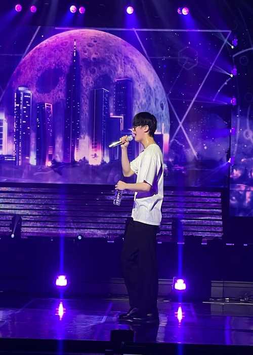 Ngày 22/3, Moonbin chia sẻ hình ảnh trong buổi tập luyện ngày 18 và 19/3.