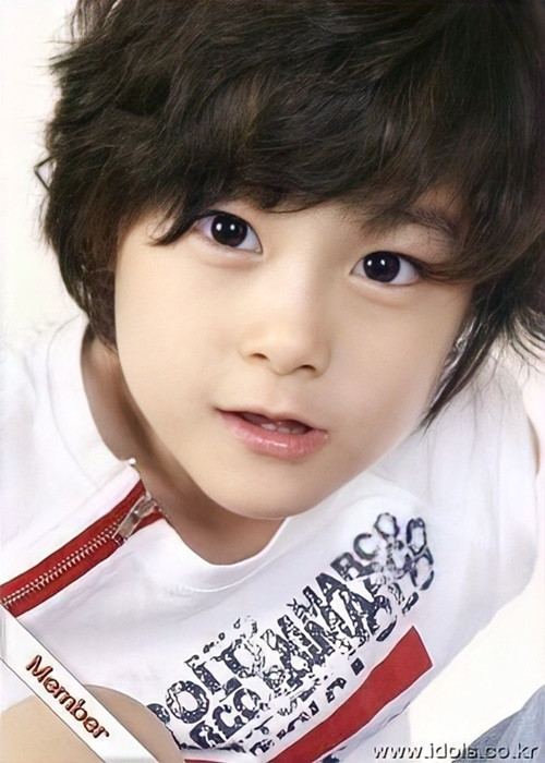 Moonbin bước chân vào showbiz từ khi còn nhỏ. Năm 2006, khi 8 tuổi, nam ca sĩ tham gia MV "Balloons" của DBSK (vai Mini Uknow Yunho). Ảnh: Naver