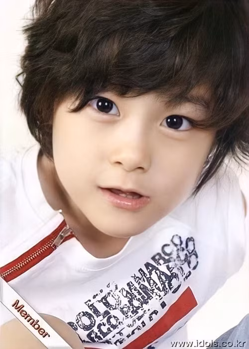 Moonbin bước chân vào showbiz từ khi còn nhỏ. Năm 2006, khi 8 tuổi, nam ca sĩ tham gia MV "Balloons" của DBSK (vai Mini Uknow Yunho). Ảnh: Naver