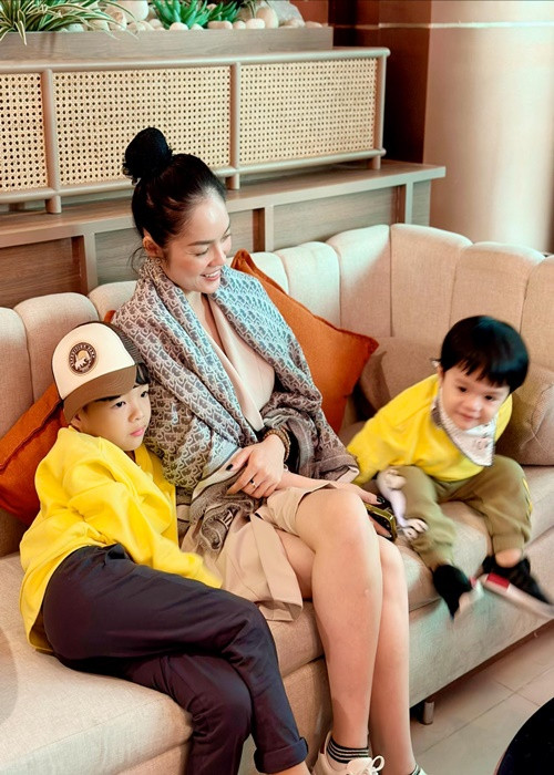 Nữ diễn viên vừa kiếm tiền vừa một mình chăm sóc hai con nhỏ. Ảnh: FBNV
