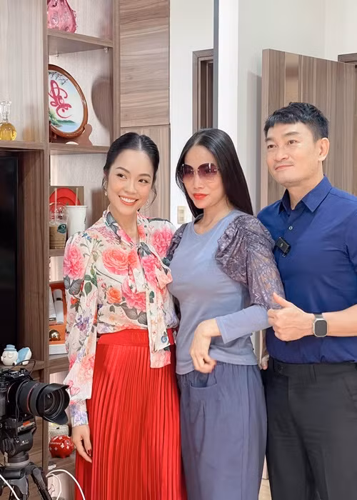 Gần đây, Dương Cẩm Lynh tham gia ghi hình một chương trình. Ảnh: FBNV