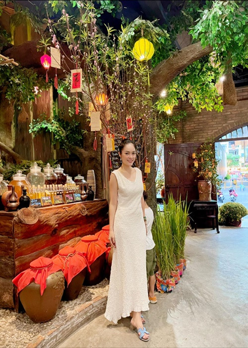 Bà mẹ hai con chăm chỉ làm việc để giải quyết các khoản nợ. Ảnh: FBNV