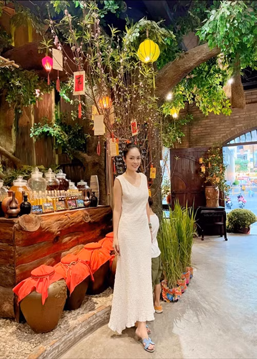 Bà mẹ hai con chăm chỉ làm việc để giải quyết các khoản nợ. Ảnh: FBNV