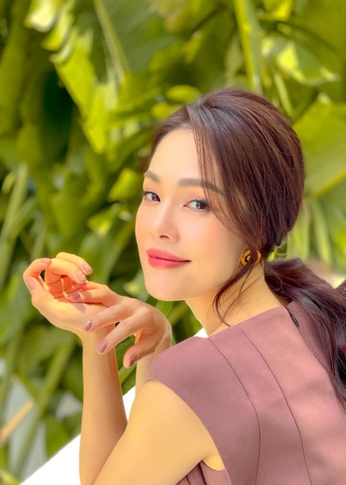 Vì ồn ào nợ nần, Dương Cẩm Lynh bị đoàn phim "Giai nhân" hủy vai nữ chính. Tuy nhiên, cô được đoàn phim hỗ trợ một phần cát-sê. Đến nay, Bà mẹ hai con chưa đóng phim trở lại. Ảnh: FBNV