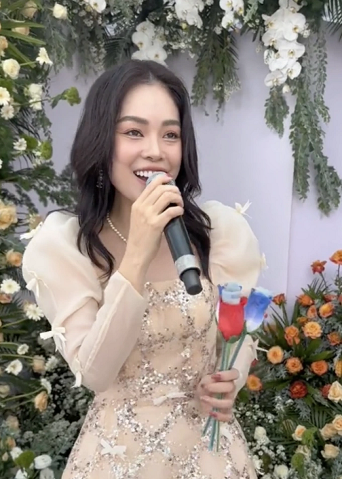 Tháng 3/2023, rộ tin đồn nữ diễn viên hát tiệc sinh nhật để kiếm tiền trả nợ. Trên Dân Trí, Dương Cẩm Lynh cho biết, cô chỉ hát góp vui trong bữa tiệc của người quen. Bà mẹ một con cũng khẳng định, cô không phù hợp làm ca sĩ. Ảnh: Dân Trí